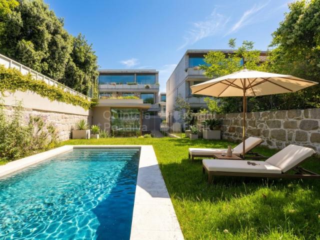 Moradia T2 duplex num condomínio fechado com piscina na Foz