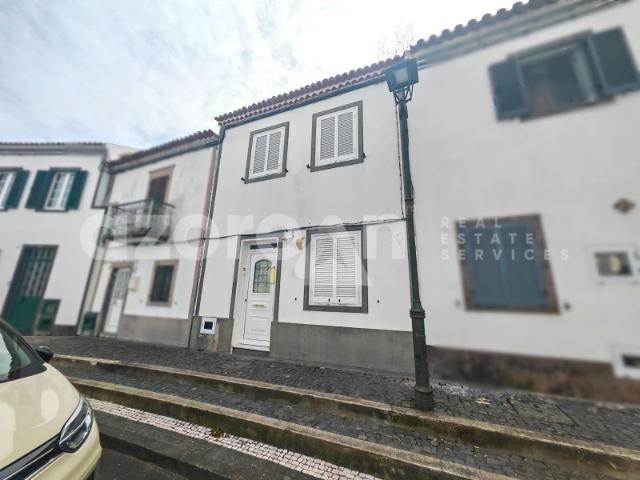 Moradia T2 de dois pisos no coração de Água de Pau Lagoa