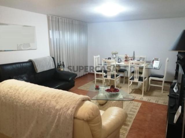 Moradia T2 de dois pisos no Castêlo da Maia