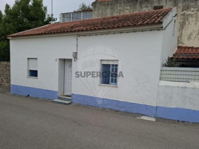 Moradia T2 em Azueira e Sobral da Abelheira