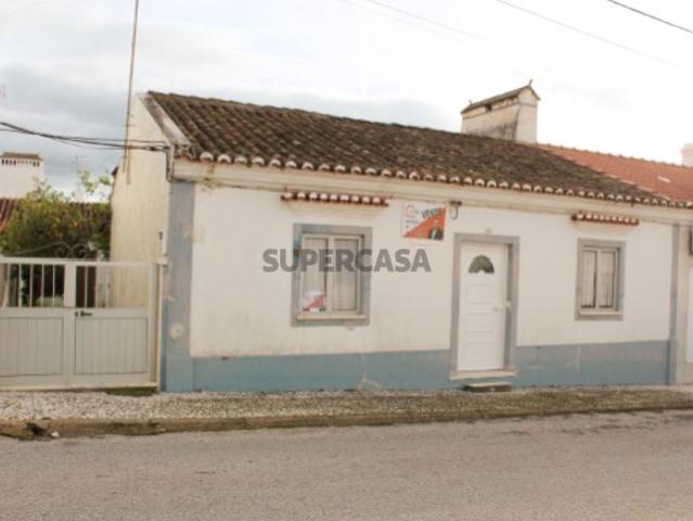 Moradia T2 em Bencatel com logradouro