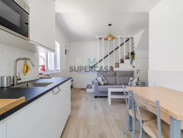 Moradia T2 em Bensafrim e Barão de São João