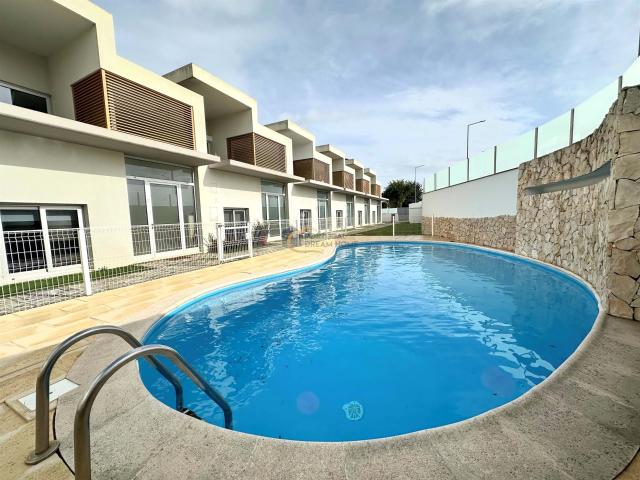 Moradia T2 em condominio com garagem e piscina 161m² Albufeira e Olhos de Água
