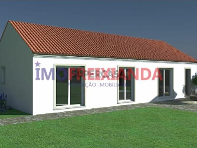 Moradia T2 em Freixianda, Ribeira do Fárrio e Formigais