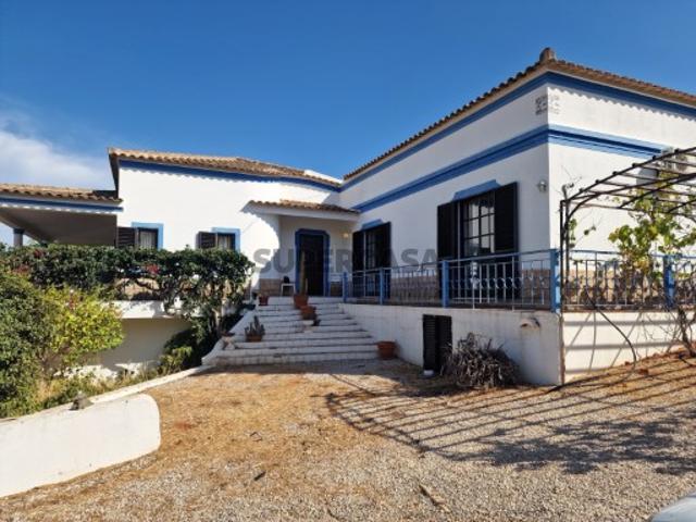 ENCANTADORA MORADIA DE DOIS QUARTOS COM FANTÁSTICAS VISTAS PARA O CAMPO NUM LOTE DE TERRENO DE 1.370,00 M²