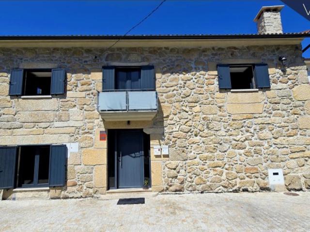 Moradia T2 em Pedra Totalmente Remodelada | Mobilada e Equipada | A Apenas 15 Minutos de Viseu