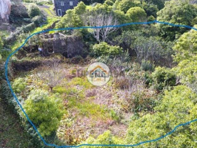 Moradia T2 em Ruínas com 2 pisos na Ribeirinha, Lajes do Pico