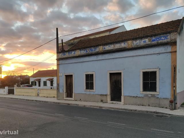 Moradia T2 em Sarilhos Grandes para remodelao