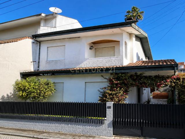 Moradia T2 Geminada com 3 Frentes, anexo multiuso, churrasqueira e Jardim – Baguim do Monte