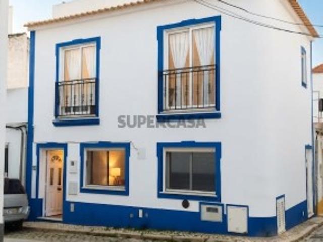 Moradia T2 Geminada com Terraço Privado no Centro de Lagoa, Algarve