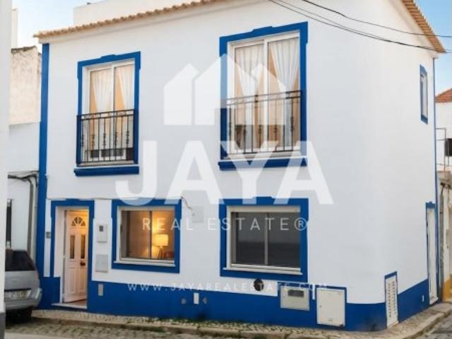 Moradia T2 Geminada com Terraço Privado no Centro de Lagoa, Algarve