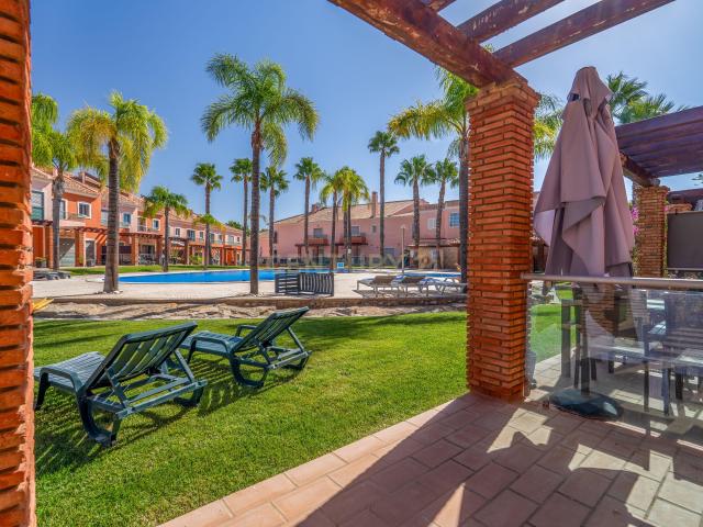 Moradia T2 Geminada com Áreas Amplas, Piscina, Garagem Fechada e Estacionamento em Albufeira