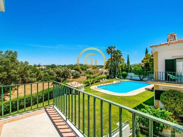 Moradia T2 geminada de canto com logradouro privativo, garagem em box e vista piscina a dois passos da Marina de Vilamoura | 26084090761