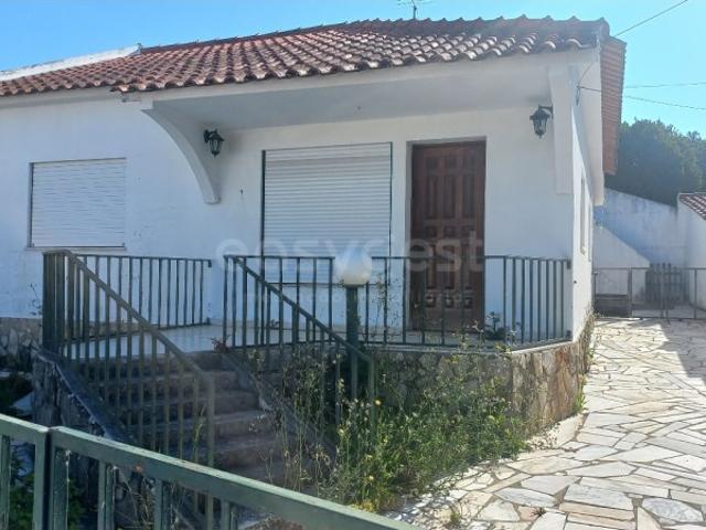 Moradia T2, habitável, com garagem e logradouro em Póvoa de Santarém
