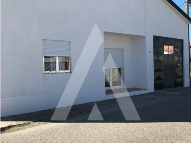 Moradia T2 localizada em zona muito tranquila!