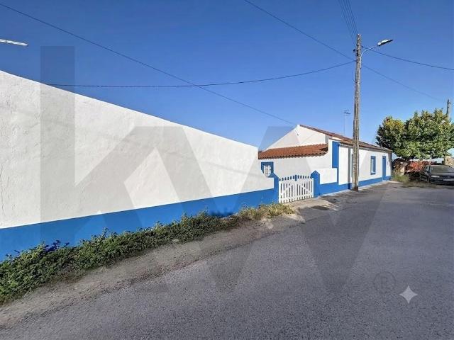 Moradia T2 para Reabilitação Total com Terreno de 373 m² | Romeira