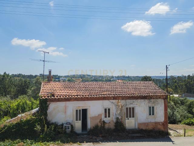 Moradia T2 para reconstrução em Casais da Abadia, Caxarias, Ourém