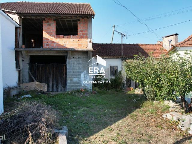 Moradia T2 para reconstruo em Urqueira, Ourm