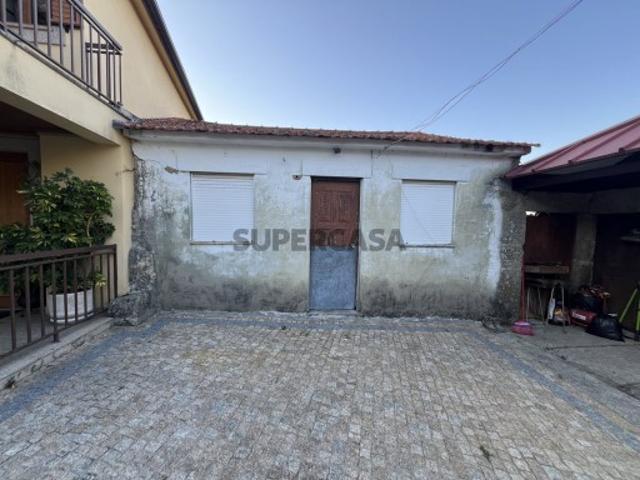 Moradia T2 para reconstrução Lugar das Quintãs Paus Resende