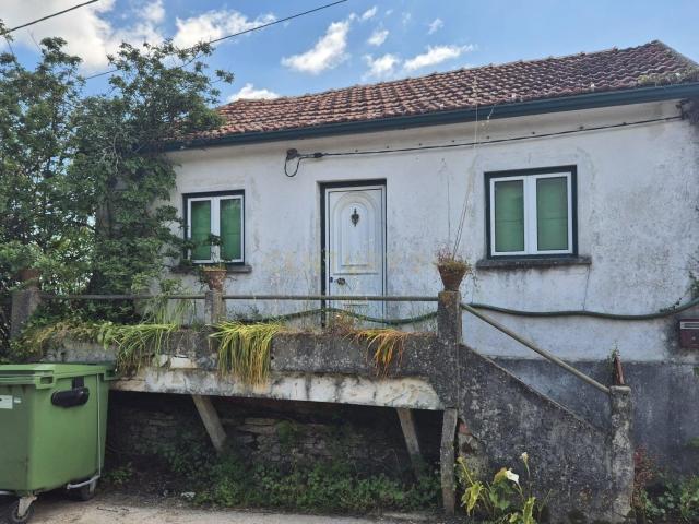 Moradia T2 para recuperar no centro da aldeia de Vale Centeio – Pombalinho Soure