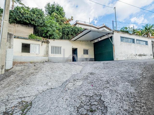 MORADIA T2 PARA RECUPERAR COM TERRENO 395M2 JARDIM BOTÂNICO FUNCHAL