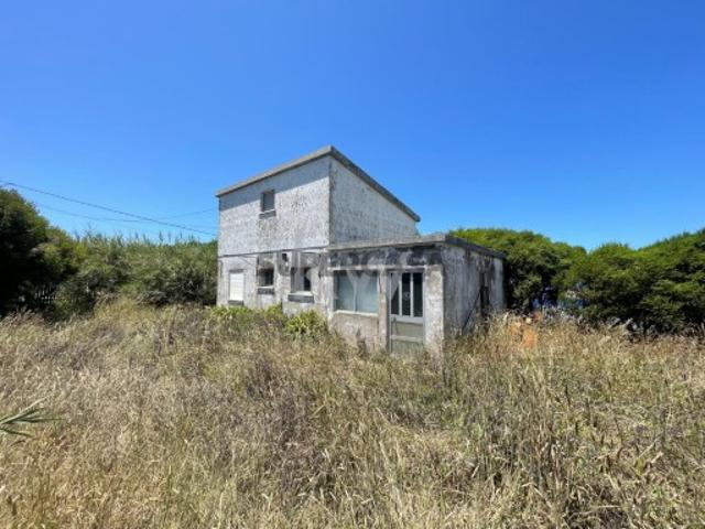 Moradia T2 para recuperar com vista mar, a 800m da Praia da Foz do Sizandro S. Pedro da Cadeira