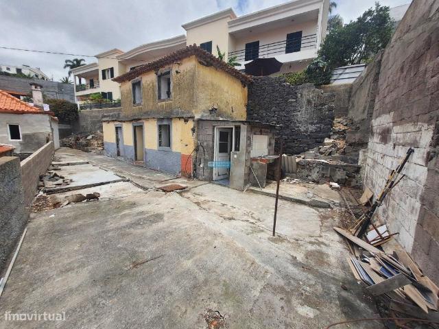 Moradia T2, para recuperar, com projeto aprovado para 2 Apartamentos