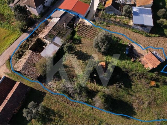 Moradia T2 para recuperar em Santo Ibério, Pombal, Leiria com terreno de 677 m2