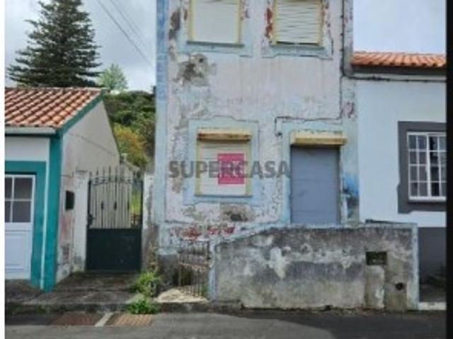 Moradia T2 para Recuperar. Praia da Vitória