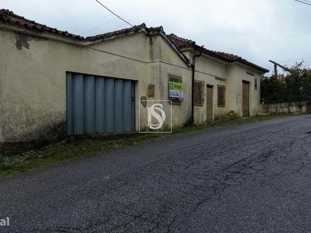 Moradia T2 para restauro Moure, Lufrei