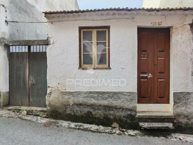 Moradia T2 para restaurar com terreno, Amiais de Baixo