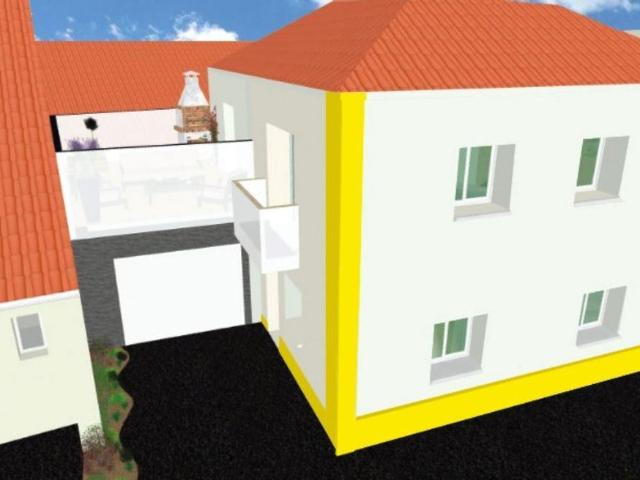 Moradia T2 para restaurar com projeto e licena aprovados