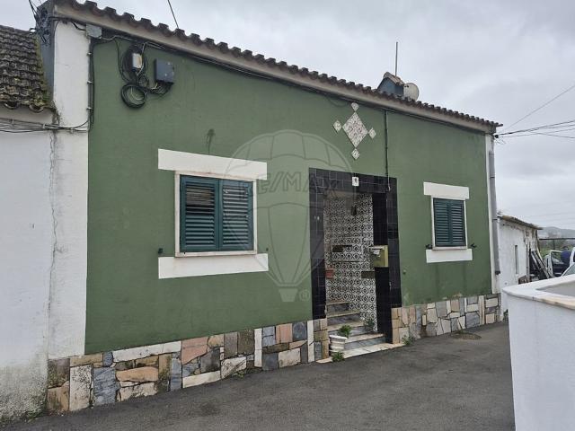 Moradia T2 para vendaMoradia para remodelação, vendida no es. 68m² Vialonga