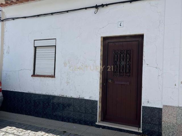 Moradia T2, perto da praia, para Recuperar em Oriola, Évora