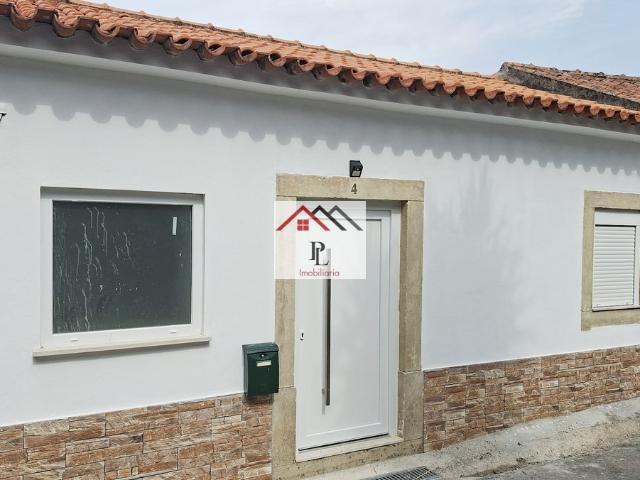 Moradia T2, pronta a habitar c/terraço, garagem e terreno | Botão | Coimbra