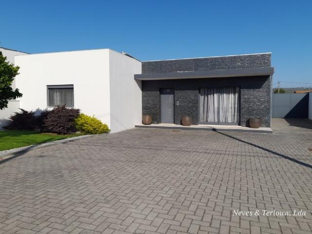 Moradia T2 r/c e anexos, Carreira Leiria 266m² Monte Redondo e Carreira