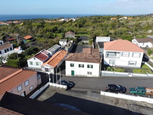 Moradia T2 Recuperada com Jardim no Centro da Madalena, Ilha do Pico