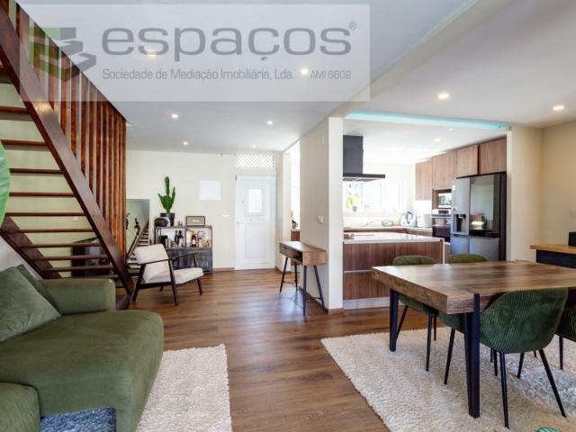 Moradia T2 remodelada, em banda situada no Bairro da Petrogal
