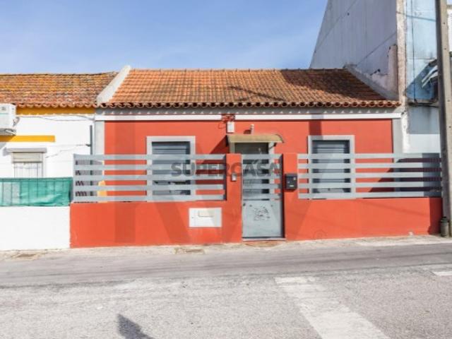 Moradia T2 Remodelada em Farinheiras, Paio Pires