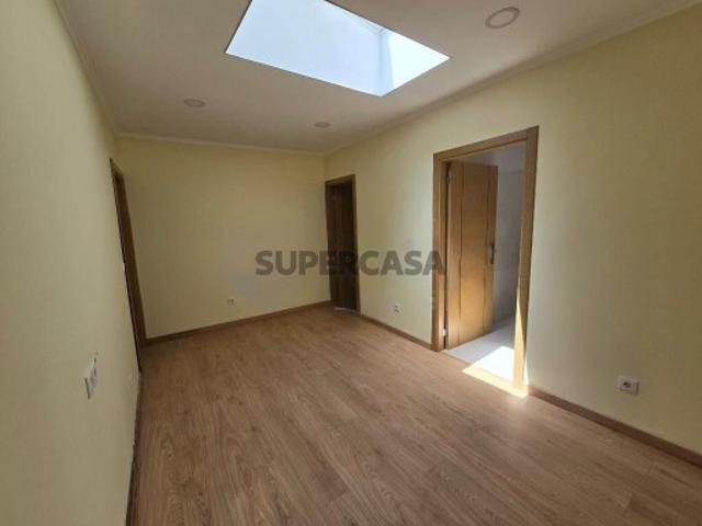 Moradia T2+1 Renovada com Espaço Exterior | Investimento com Rendimento Garantido