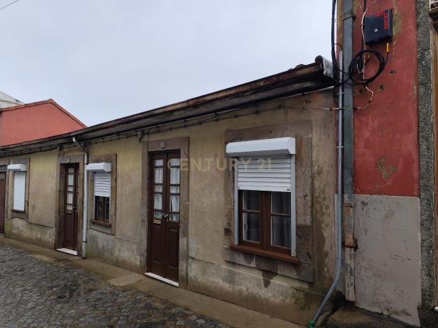 Moradia T2 térrea com inquilino