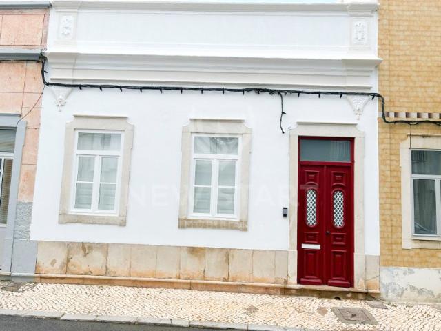Moradia T2 típica algarvia totalmente recuperada em Olhão