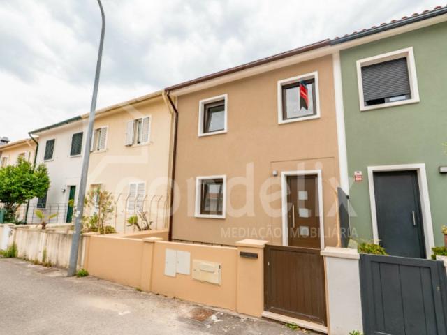 Moradia T2 · totalmente remodelada · Bairro da Vilarinha, Porto