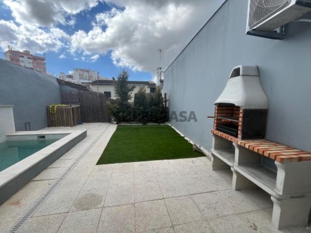 Moradia T2 totalmente remodelada com espaço exterior com piscina!