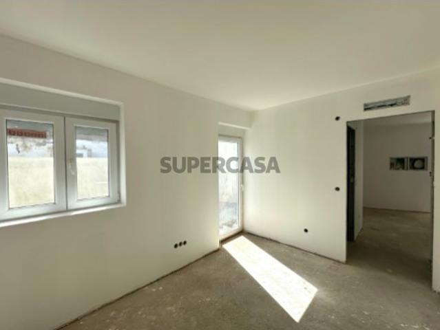 Moradia T2 totalmente REMODELADA de dois pisos com terraço, zona habitacional tranquila Lourinhã