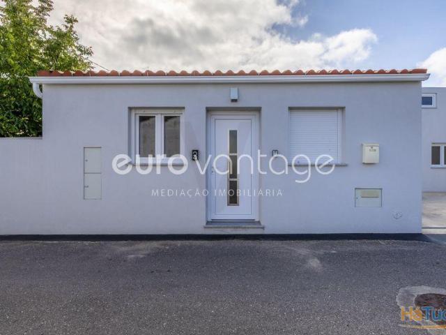 Moradia T2 totalmente remodelada, na Maceira | 26084091133