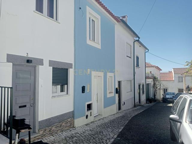 Moradia T2 Totalmente Remodelada nas Lapas em Torres Novas – Pronta a Habitar