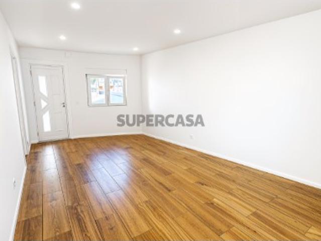 Moradia T2 totalmente remodelada no centro de Alpiarça