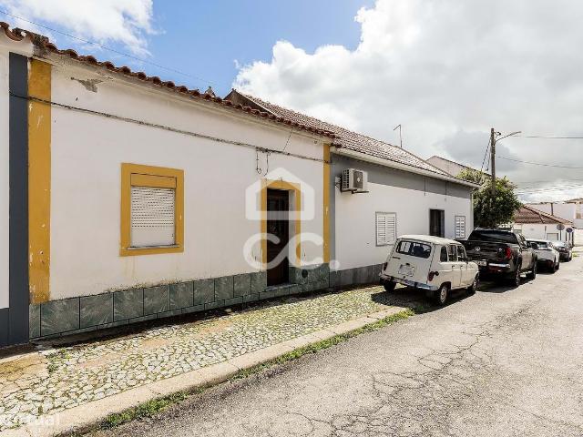 Moradia T2 Trrea c/ Quintal | Bairro Sr da Sade, vora