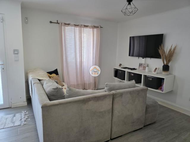Moradia T2 +1 para venda próximo da Praia do Pópulo